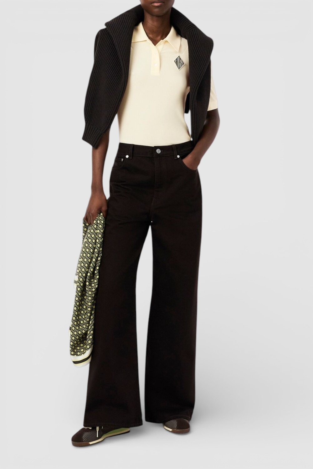 תמונת כל הלוק של חולצת פולו קצרה